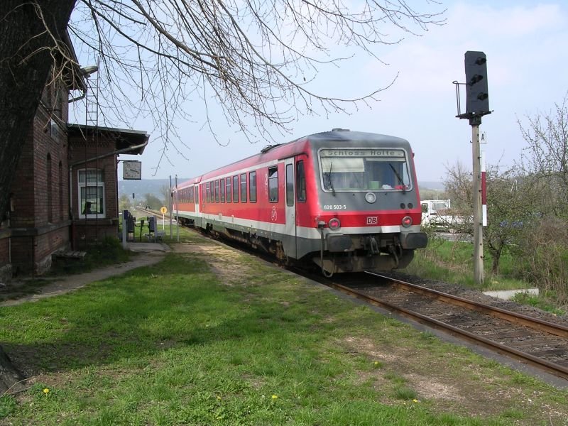 Ein geborgter 628 verlässt am 24.04.2006 den Hp Kleinjena in Richtung Freyburg/U.