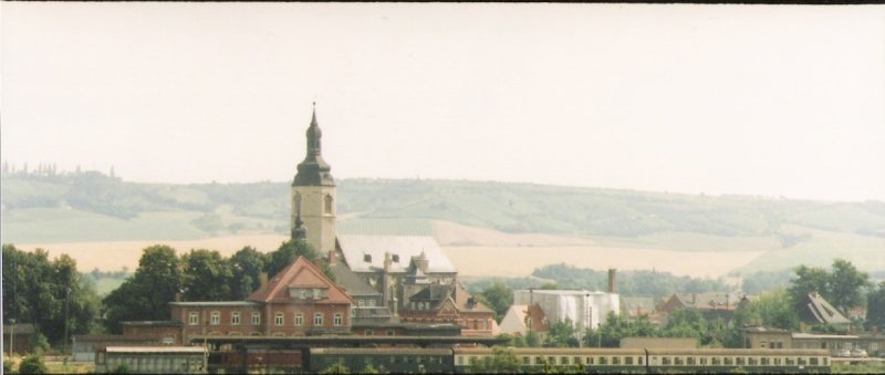 Ein Personenzug Richtung Nebra im Bf Laucha (Unstrut); 01.07.1994 (Foto: Günther Göbel)