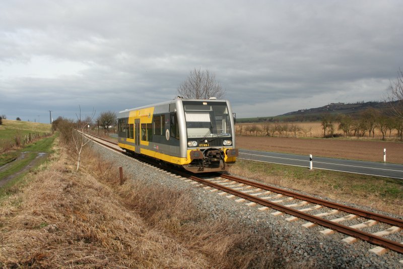 Ein Triebwagen 672 906-5 der Burgenlandbahn am 16.03.2008 bei Laucha an der Unstrut. 