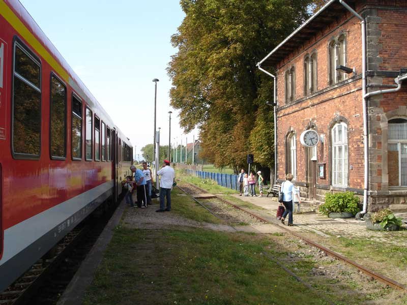 Ein Triebwagen der Baureihe 628 als RB im Jahr 2006 im Bahnhof Gehofen.