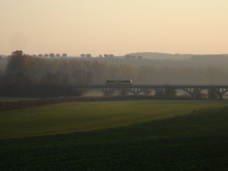 Ein Triebwagen der Burgenlandbahn auf dem Viadukt bei Kirchscheidungen; 29.10.2005.