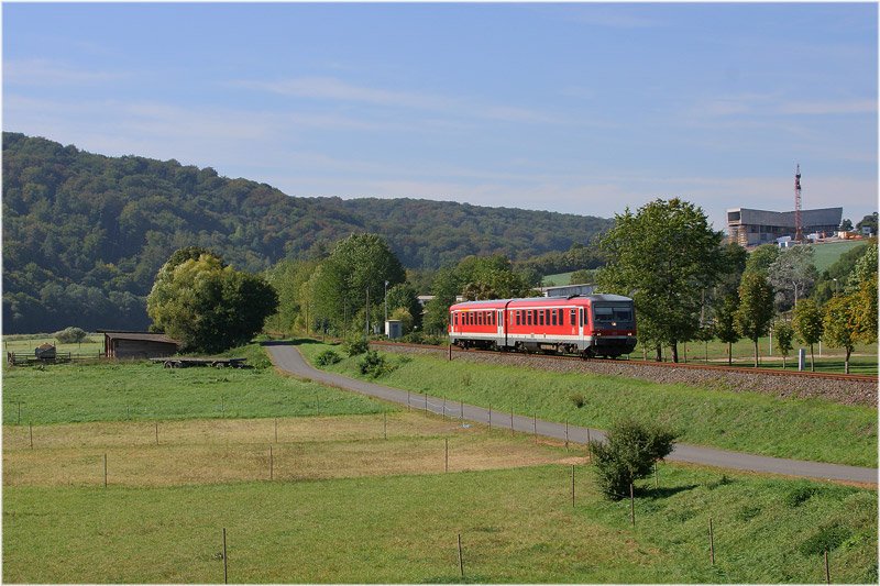 Ein Tw der BR 628 passiert auf der Fahrt von Artern nach Naumburg den Ort Wangen. Im Hintergrund erkennt man die sich im Bau befindliche  Arche Nebra ; 24.09.2006 (Foto: John Henry Deterding)  