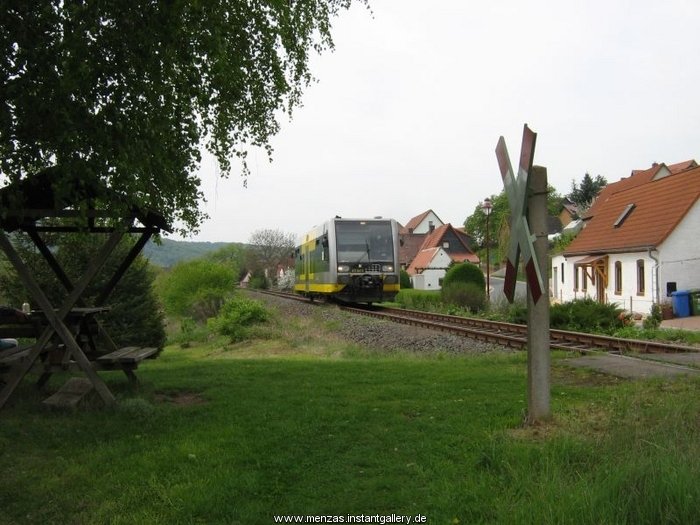 Ein VT 672 der Burgenlandbahn auf der Fahrt nach Naumburg (Saale) Ost in der Ortschaft Wangen (Unstrut); 26.04.2009 (Foto: Thomas Menzel) 