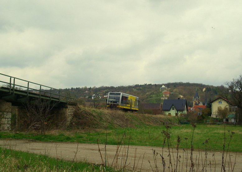 Ein VT 672 der Burgenlandbahn fährt als RB von Naumburg nach Nebra durch Roßbach im Saaletal; 05.04.2008 (Foto: p.h.)