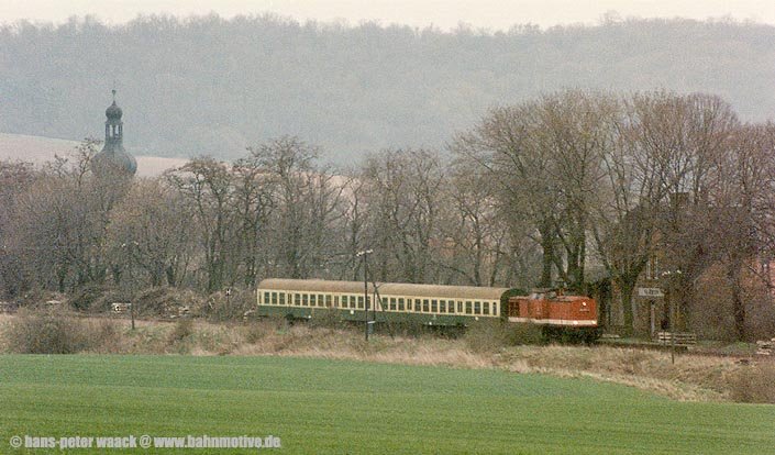 Eine unbekannte 112 steht mit einem 2-Wagen-Zug im Bahnhof von Schmon, einem kleinen Dorf zwischen Vitzenburg und Querfurt. Die Strecke hatte durchaus landschaftliche Reize; April 2005 (Foto: Hans-Peter Waack, www.bahnmotive.de)

