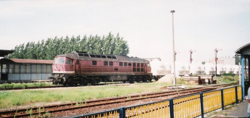 Eine V300 mit einem Zementzug aus Karsdorf, am 01.07.1994 auf der Fahrt Richtung Naumburg im Bf Laucha. (Foto: Gnther Gbel)
