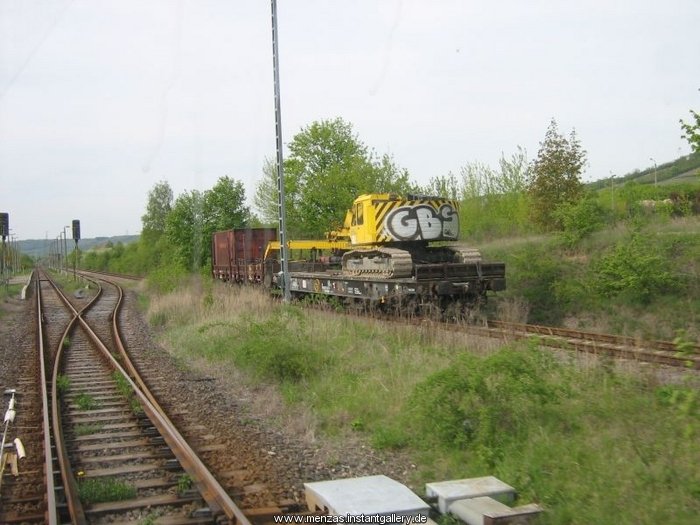 Eine Waggonramme der Balfour Beatty Rail GmbH wartet auf Gleis 5 im Bf Karsdorf auf Bespannung; 26.04.2009 (Foto: Thomas Menzel)