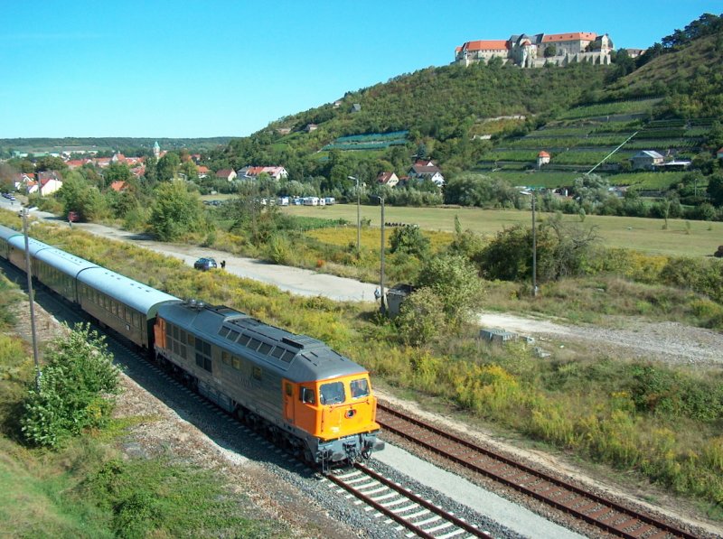 EKO Trans 232 850-8 bei der Ausfahrt mit dem Leerzug zum abstellen nach Naumburg (S) Hbf, unterhalb der Neuenburg in Freyburg; 13.09.2008 
