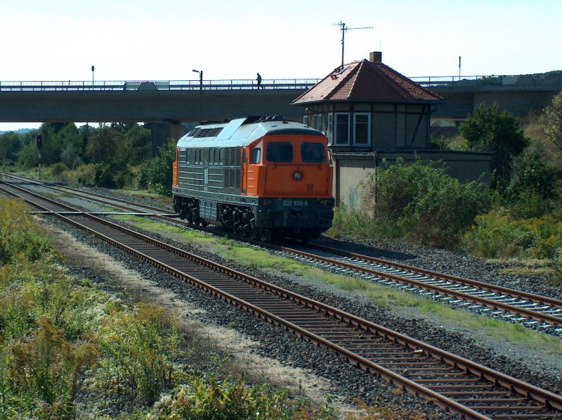 EKO Trans 232 850-8 neben dem Stellwerk B1 in Freyburg); 13.09.2008 
