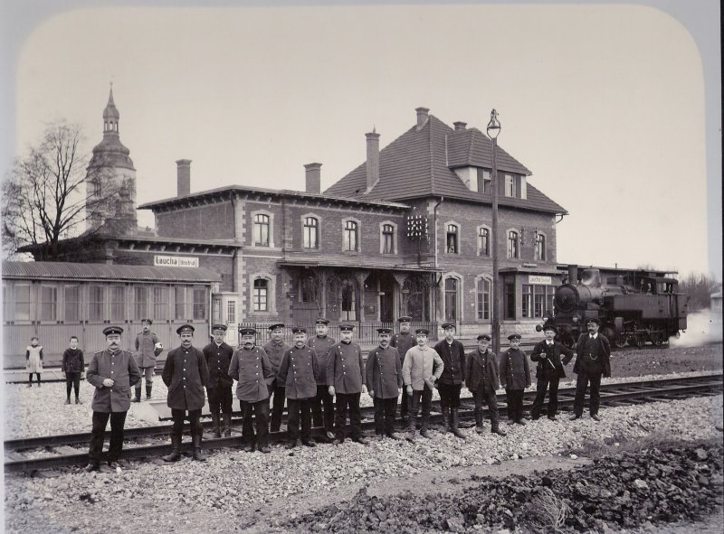 Empfangsgebäude und Belegschaft des Bahnhofs Laucha anläßlich der Eröffnung der Finnebahn; 01.10.1914 (Foto: Stadtarchiv Laucha)