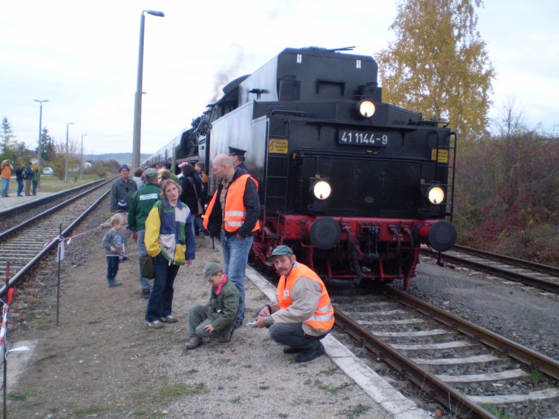 Herr Müller und Herr Wrobel sicherten das gefahrlose überqueren des Gleises ab; 26.10.2008 (Foto: Christian Kirchner)