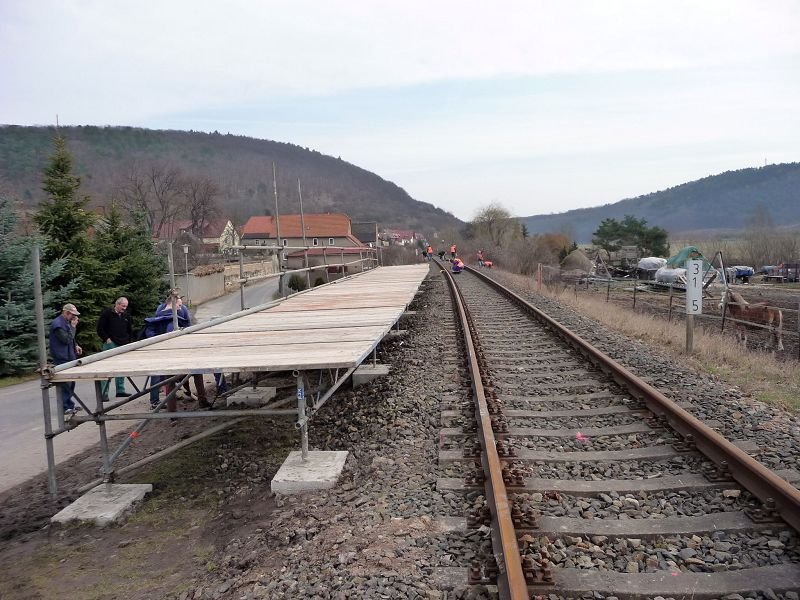 Hier soll am 09.04.2009 der erste Tw der Burgenlandbahn halten. Noch befindet sich der Behelfsbahnsteig in Wangen im Bau; 14.03.2009 (Foto: Ralf Kuke)