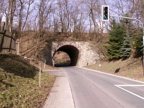 Hier überquert die Finnebahn die B176 in Bachra; April 2006 (Foto: Klaus Erbeck)