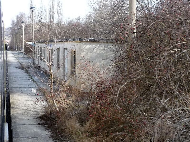 Hp Karsdorf-Zementwerk, wo man bei Bedarf auch Ein- oder Aussteigen kann; 21.03.2009 (Foto: Ralf Kuke)