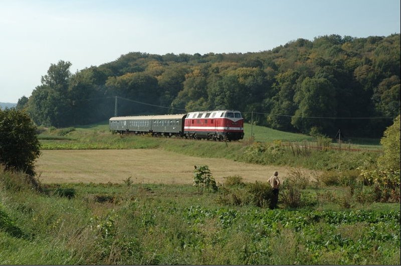 IG 58 3047 e.V. 118 770-7 mit einem Sonderzug von Glauchau zum Winzerfest nach Freyburg am 17.09.2006 bei Kleinjena. Der Bauer ist sicher begeistert vom Anblick des Zuges und dem Sound der V180. (Foto: Andreas Leipoldt)