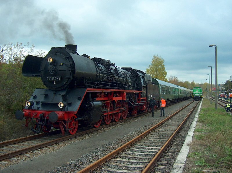 IGE Werrabahn 41 1144-9 mit dem Leerpark des  Rotkppchen-Express II  aus Eisenach, am 25.10.2009 in Karsdorf.