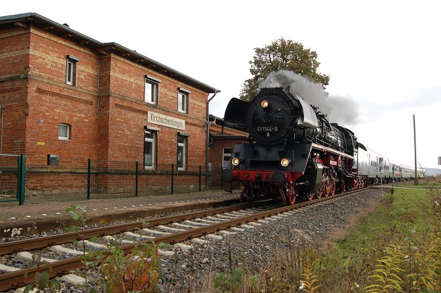 IGE Werrabahn 41 1144-9 mit dem Leerzug auf der Fahrt zur Abstellung nach Karsdorf, am 25.10.2009 bei der Durchfahrt in Kirchscheidungen. (Foto: dampflok015)