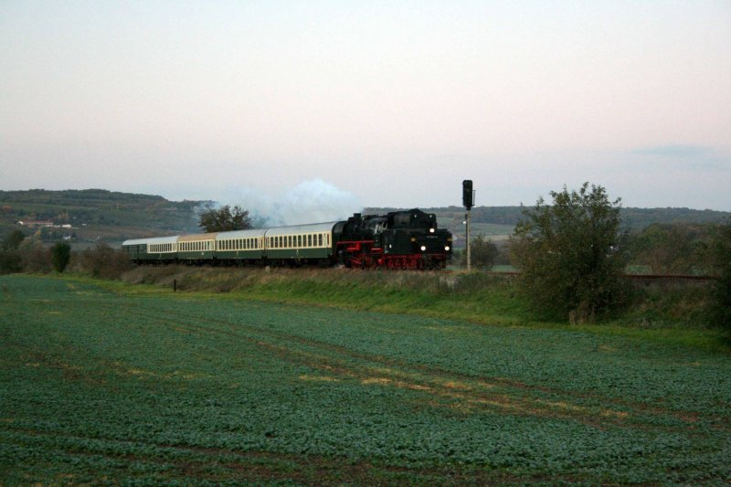 IGE Werrabahn 41 1144-9 mit dem RE 16592  Rotkppchen-Express II  von Freyburg nach Eisenach, am 25.10.2009 bei Kleinjena. (Foto: Peter Hirschfeld)