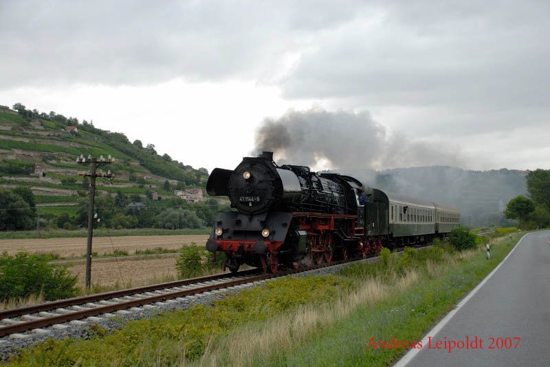 IGE Werrabahn 41 1144-9 mit dem leeren  Rotkäppchen-Express I  bei Balgstädt. Der Zug fuhr von Freyburg weiter zum abstellen nach Karsdorf; 28.07.2007 (Foto: Andreas Leipoldt) 
