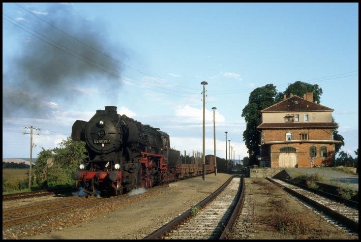 IGE Werrabahn 52 8039-1 am 25.08.1996 mit einem Fotogüterzug von Artern nach Sondershausen, bei der Durchfahrt in Donndorf. (Foto: Steffen Tautz)