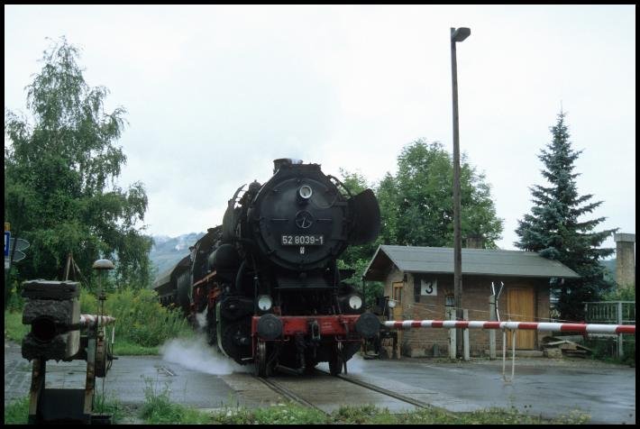 IGE Werrabahn 52 8039-1 am 24.08.1996 mit einem Fotogüterzug aus Sondershausen, am Posten 3 in Freyburg. Von Freyburg fuhr der Zug durch das Unstruttal zurück nach Artern. (Foto: Steffen Tautz)