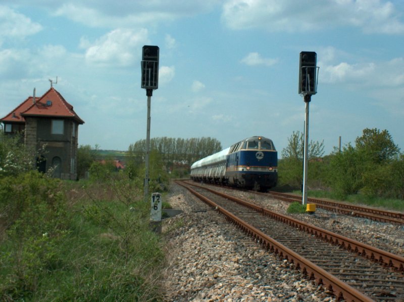 InfraLeuna 204 (92 80 1228 411-5 D-LEUNA) wartet mit einem Zementzug Richtung Naumburg im Bf Laucha die Zugkreuzung der Burgenlandbahn Richtung Nebra ab; 30.04.2008