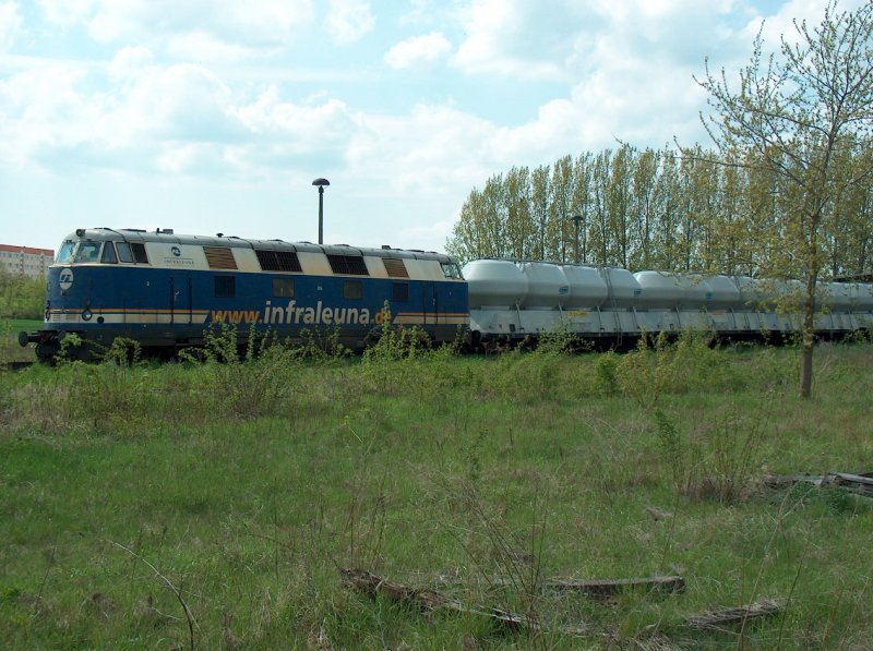 InfraLeuna 204 mit einem Zementzug aus Karsdorf, im Bf Laucha; 30.04.2008