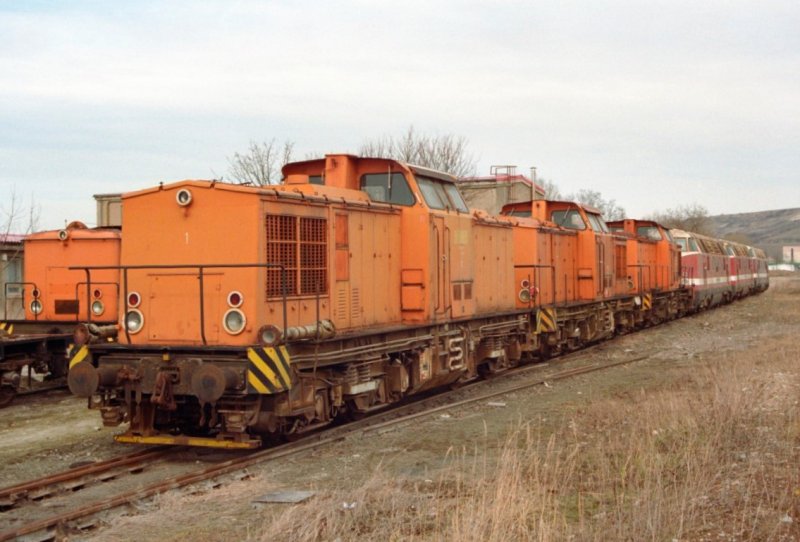 KEG 1001 (LEW 17729) und weitere Loks, abgestellt in Karsdorf; 11.03.2002 (Foto: Ralph Mildner)