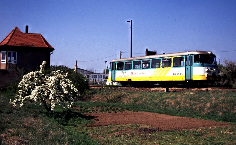 KEG VT 2.14 als RB nach Querfurt bei der Ausfahrt in Vitzenburg; 22.04.1998 (Foto: Uwe Böhme)