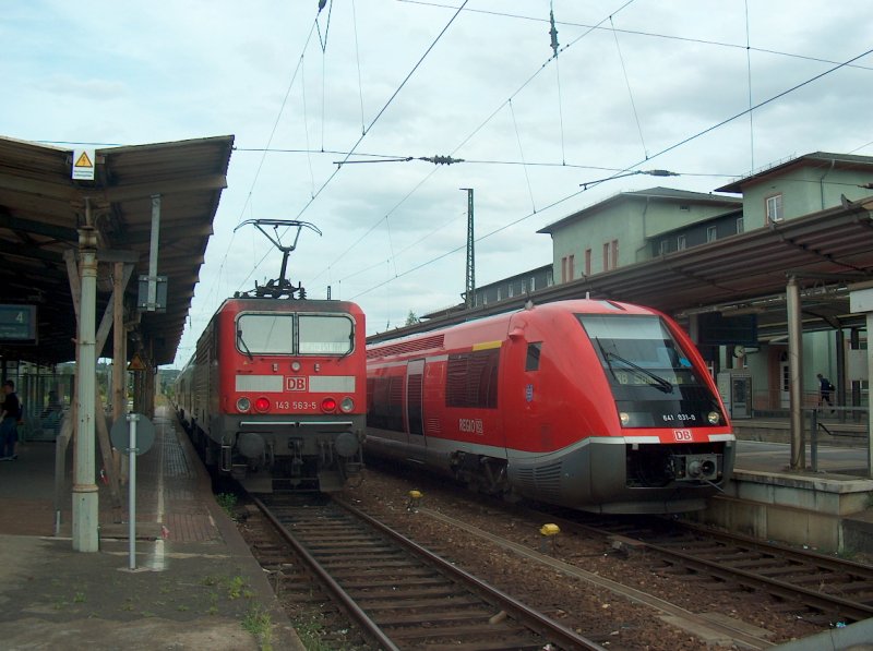 Links: Bahnsteig 3 unmodernisiert mit Verstärker-RB nach Halle (Saale) Hbf, rechts: Bahnsteig 2 mit RB 16090 nach Sömmerda; 14.08.2008 