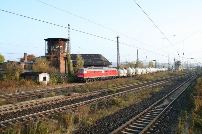 MEG 314 (232 239-4) mit einem Zementleerzug nach Karsdorf, bei der Ausfahrt in Naumburg (S) Hbf; 12.10.2008