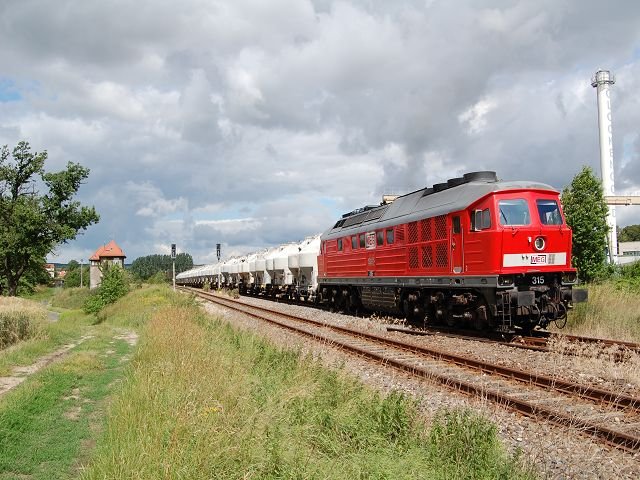 MEG 315 (92 80 1232 489-5 D-MEG) mit einem Zementzug Richtung Naumburg, bei der Ausfahrt in Laucha; 23.06.2007 (Foto: Maik Richter)
