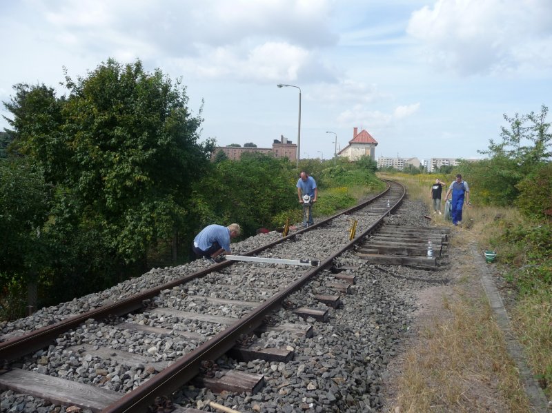 Mit Wasserwaage und Gleiswinden wurde das Gleis zurück in Position gebracht. Danach wurde es mit Schotter neu gestopft; 22.08.2009 (Foto: Christian Kirchner)