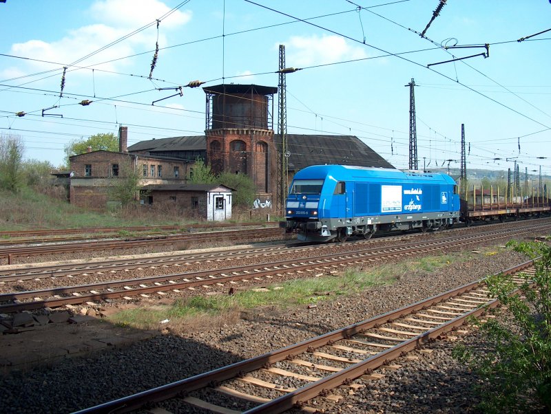 PRESS 253 015-8 passiert mit einem Güterzug Richtung Bad Kösen das ehem. Bw Naumburg; 21.04.2005 (Foto: Holger Flatau)