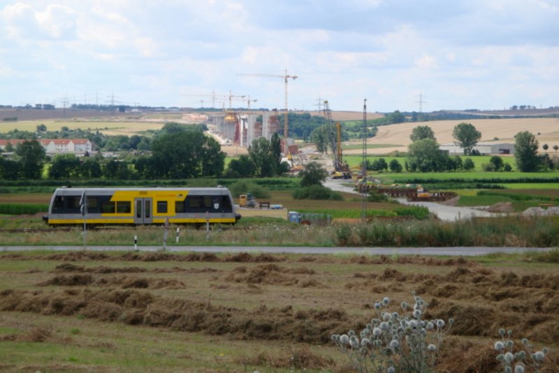 RB 25974 von Naumburg (S) Ost nach Nebra bei Karsdorf, wo die zukünftige Unstruttalbrücke der ICE Neubaustrecke die Unstrutbahn überqueren wird; 26.07.2009 (Foto: Günther Göbel)