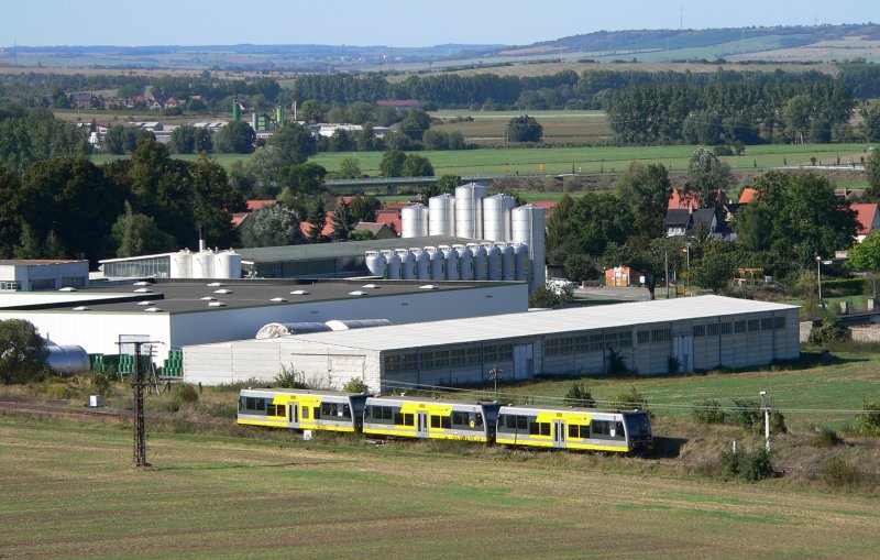RB 25980 von Naumburg (S) Ost nach Nebra, im Unstruttal bei Laucha. Wegen dem Freyburger Winzerfest wird mit 3 Triebwagen gefahren; 13.09.2008 (Foto: Dieter Thomas)