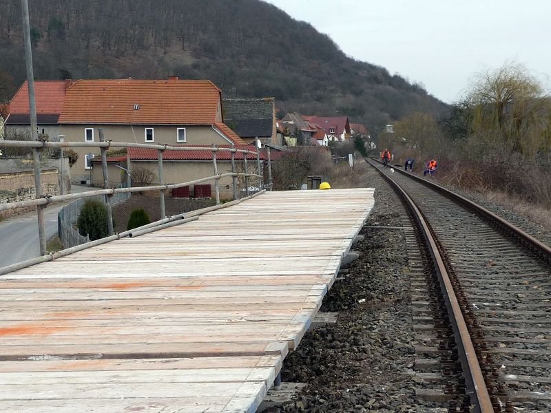 Sich im Bau befindlicher Behelfsbahnsteig in Wangen mit Blick Richtung Nebra; 14.03.2009 (Foto: Ralf Kuke)