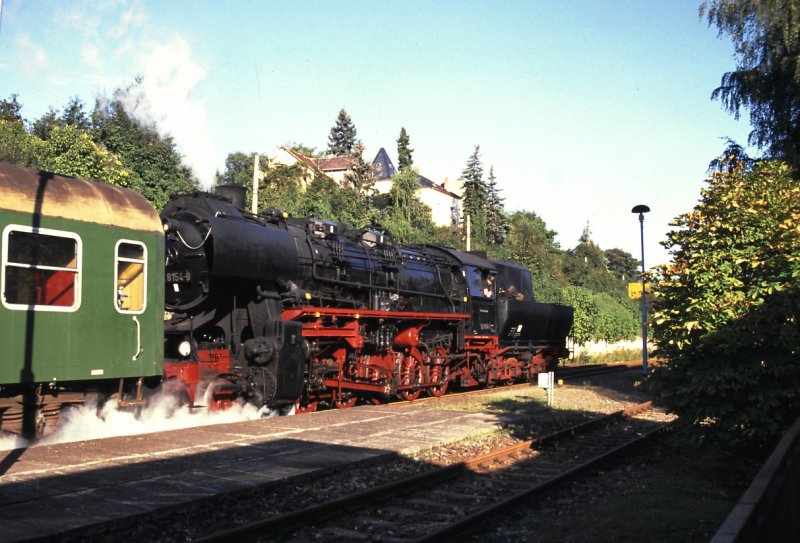 Tender voraus war die 52 8154-8 vom Eisenbahnmuseum Leipzig e.V. am 12.09.1998 im Bahnhof Freyburg (U) mit einem Winzerfestplanzug von Naumburg (S) Hbf nach Nebra unterwegs. (Foto: Uwe B�hme)