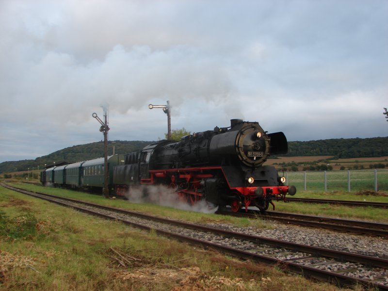 TG 50 3708-0 e.V. mit einem Sonderzug von Freyburg ber Artern nach Halberstadt, am 08.09.2007 bei der Ausfahrt in Laucha. (Foto: Dieter Thomas)
