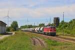 Am 21.05.2025 brachte die 232 701-3 vom Bahnbetrieb Gera den leeren Domlomitzug von Brandenburg Altstadt zurück nach Wünschendorf und durchfährt hier als Umleiter über Halle (S) und Weißenfels den Bahnhof Teuchern. (Foto: Tom ...