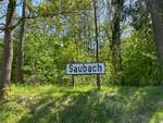 Das Bahnhofsschild von Saubach, am 01.05.2025 am frheren Bahnhof in Saubach.