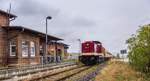 Am 23.09.2018 war die EBS 110 001-5 auf der Unstrutbahn in Kleinjena mit dem DPE 25298 von Karsdorf nach Naumburg (S) Ost unterwegs. Der Sonderzug pendelte anl�sslich des Bahnhofsfest des F�rdervereins Finnebahn in Laucha (U).  (Foto: Thomas Schlesinger)