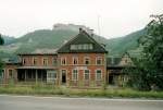 Das Bahnhofsgebäude und die Neuenburg in Freyburg; 13.06.1991 (Foto: Wolfgang Schink)