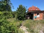 Im Schatten der Neuenburg träumt der ehemalige Bahnhof Freyburg (Unstrut) so leise vor sich hin.