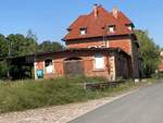 Im Schatten der Neuenburg träumt der ehemalige Bahnhof Freyburg (Unstrut) so leise vor sich hin.