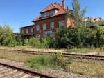 Im Schatten der Neuenburg träumt der ehemalige Bahnhof Freyburg (Unstrut) so leise vor sich hin.