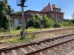 Im Schatten der Neuenburg träumt der ehemalige Bahnhof Freyburg (Unstrut) so leise vor sich hin.