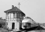 Am 01.09.1979 war der SVT G�rlitz DR 175 010-8 als Sonderzug aus Berlin zug Gast in Freyburg (U). W�hrend die Mitarbeiter des Minsteriums f�r Verkehrswesen in der DDR die Rotk�ppchen Sektkellerei besuchten, parkte er neben dem Stellwerk Fs. (Foto: Dieter M�ller) 