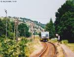 Als RB nach Naumburg (S) Hbf verl�sst dieser KEG VT 3.xx am 07.06.2003 den Haltepunkt in Balgst�dt. (Foto: J�rg Sch�fer)