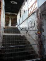 Der im Rahmen der Sanierungsarbeiten gesperrte Bahnsteigaufgang in Laucha am 08.11.2011.
